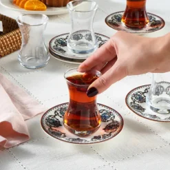 Karaca Nakkas 12-teiliges Türkisches Teeset aus Bone China für 6 Personen, 130 ml, Rot