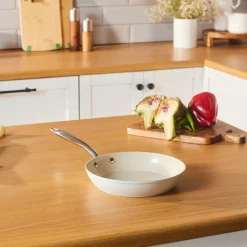 Karaca Swiss Crystal Almond Cream Pfanne mit Edelstahlgriff 22 cm