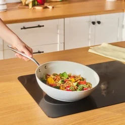 Karaca Swiss Crystal Almond Cream Wokpfanne mit Griff 28 cm