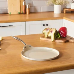 Karaca Swiss Crystal Almond Cream Pfannkuchenpfanne mit Edelstahlgriff 28 cm