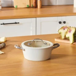 Karaca Swiss Crystal Almond Cream Kasserolle mit Edelstahlgriff 18 cm