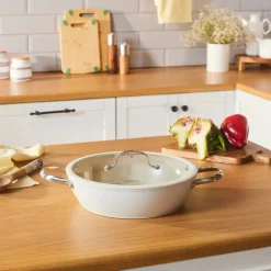 Karaca Swiss Crystal Almond Cream Handle Flache Kasserolle 30 cm