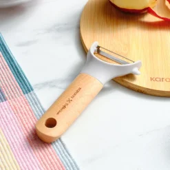 Karaca x Refika Gadgets Seitenschäler mit Holzgriff