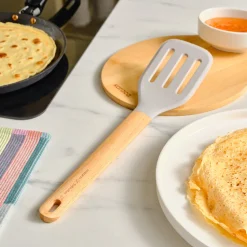 Karaca x Refika Gadgets Silikonspatel mit Holzgriff, gerillt