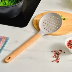 Karaca x Refika Gadgets Silikon-Schaumlöffel mit Holzgriff
